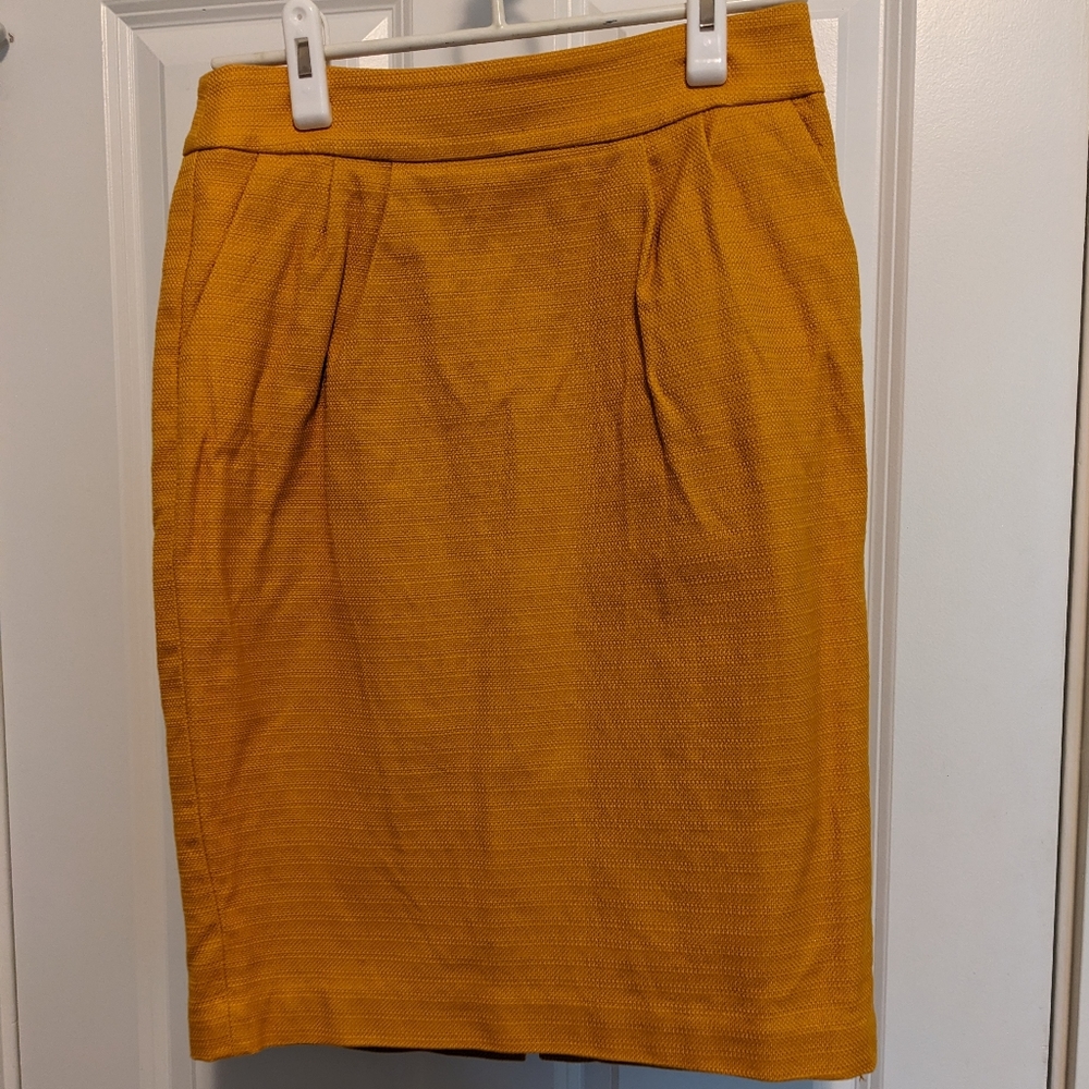 Banana Republic goldenrod pleated pencil skirt, size 2